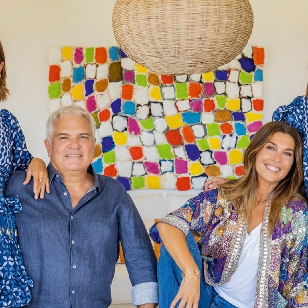 Joan Gràcia (Tricicle) nos recibe, con su mujer y sus dos hijas, en su colorida casa ibicenca