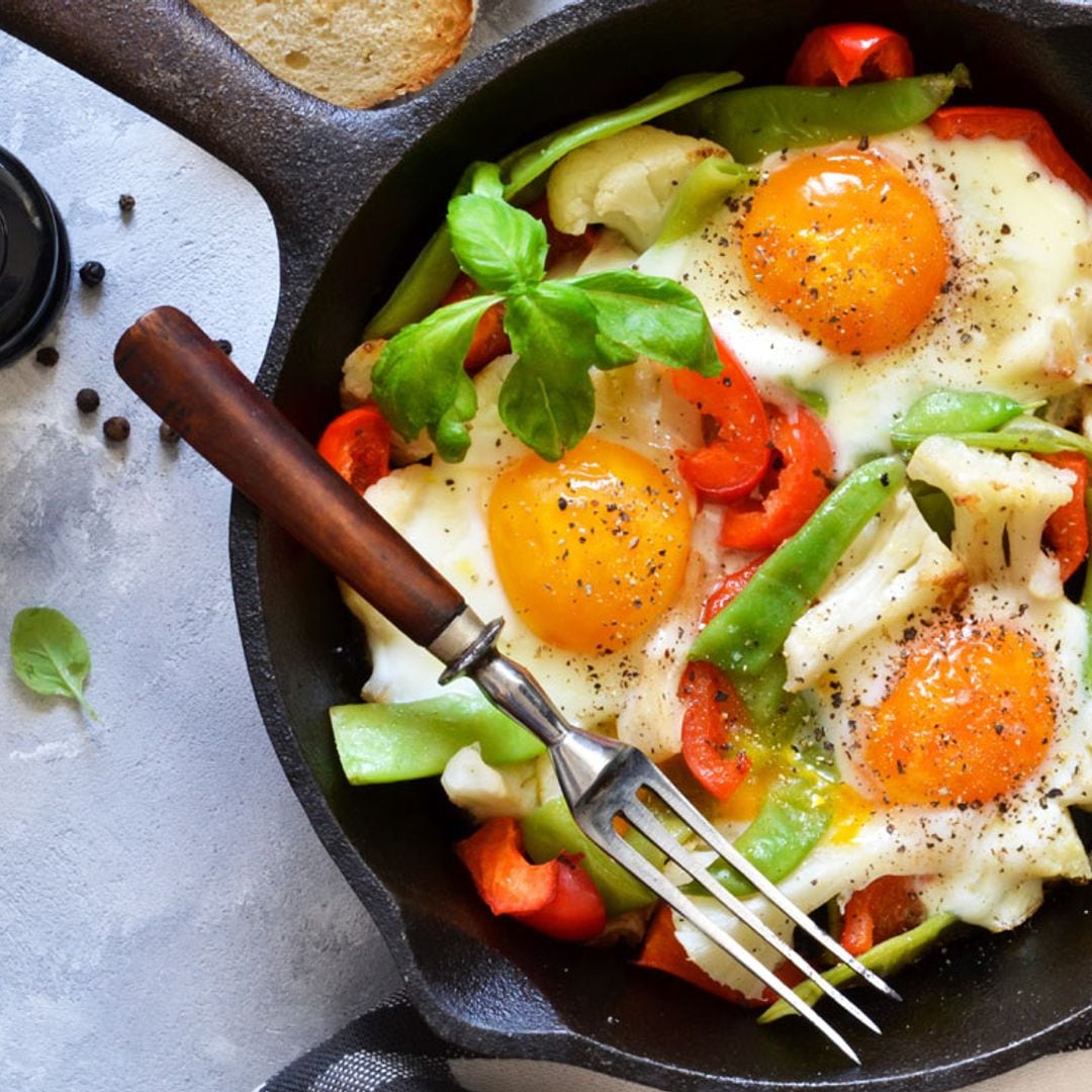 Salteado de verduras con huevos fritos