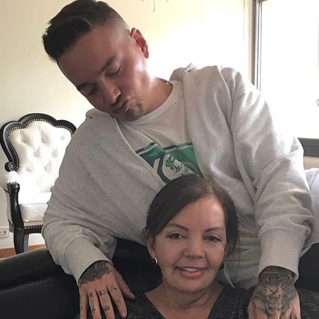 J Balvin vuelve a pedir oraciones... pero esta vez son para su madre