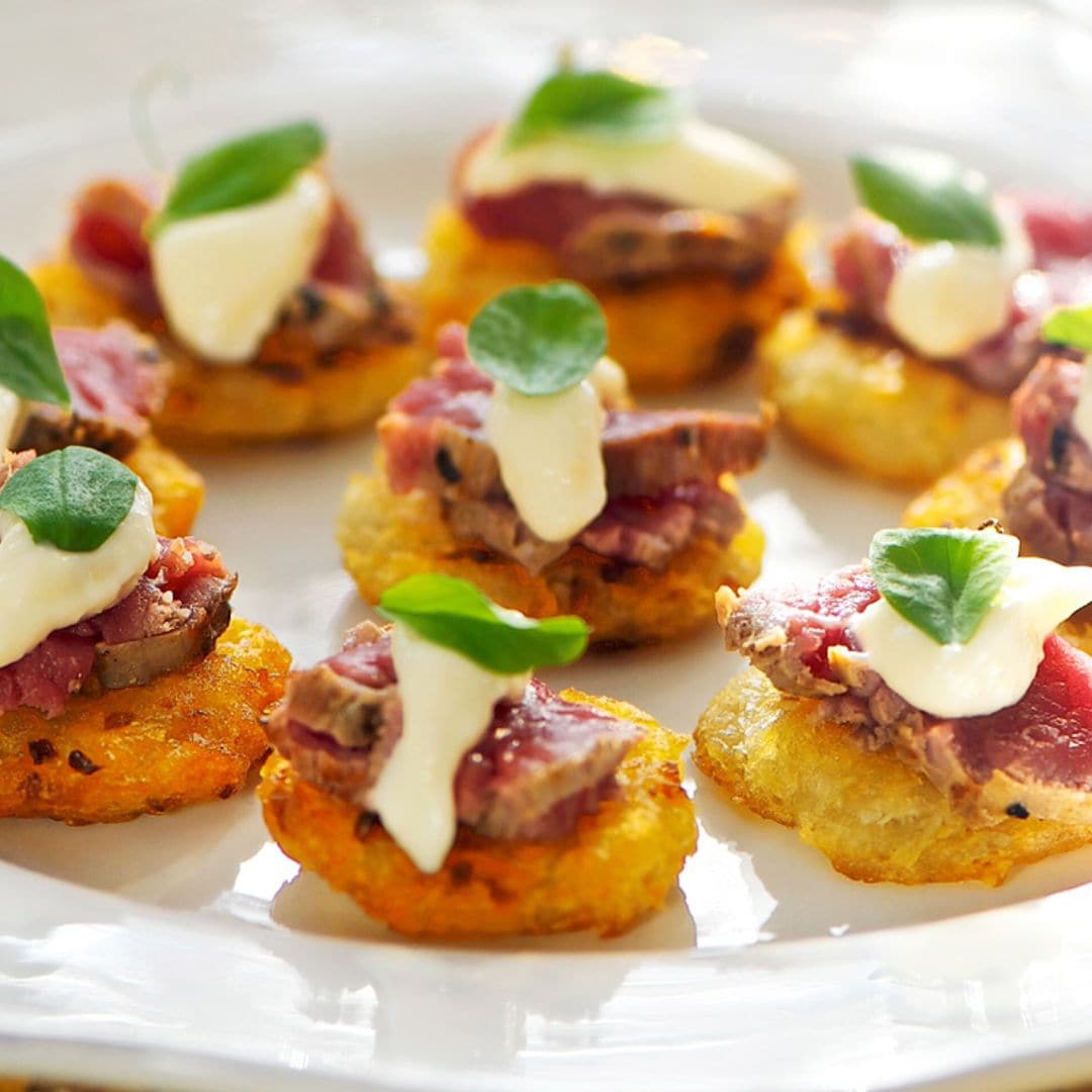 Tortitas de patata con tataki de solomillo y salsa de 'horseradish'