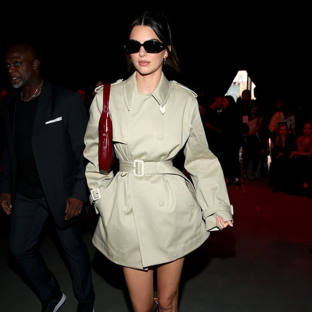 Kendall Jenner con vestido gabardina y bolso de Gucci rojo