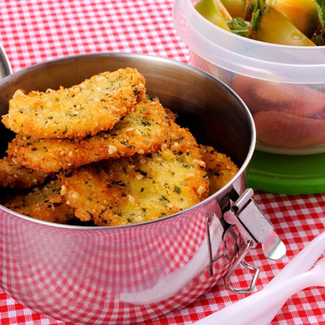 Escalopes de pollo con ensalada de tomate a la menta