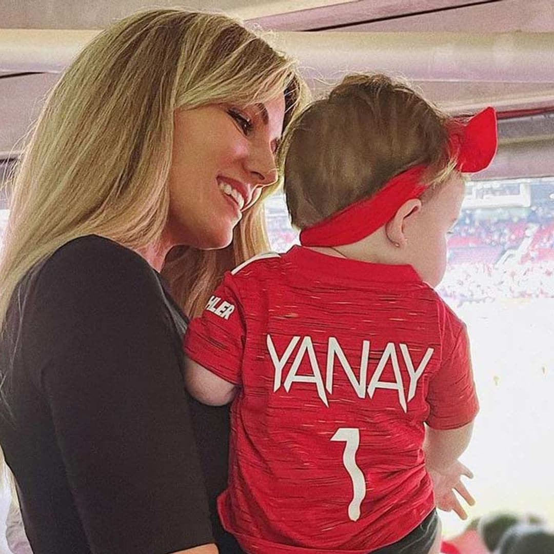 Yanay, hija de Edurne y David de Gea, 'la mayor fan de papi' aplaudiendo y animándole entusiasmada