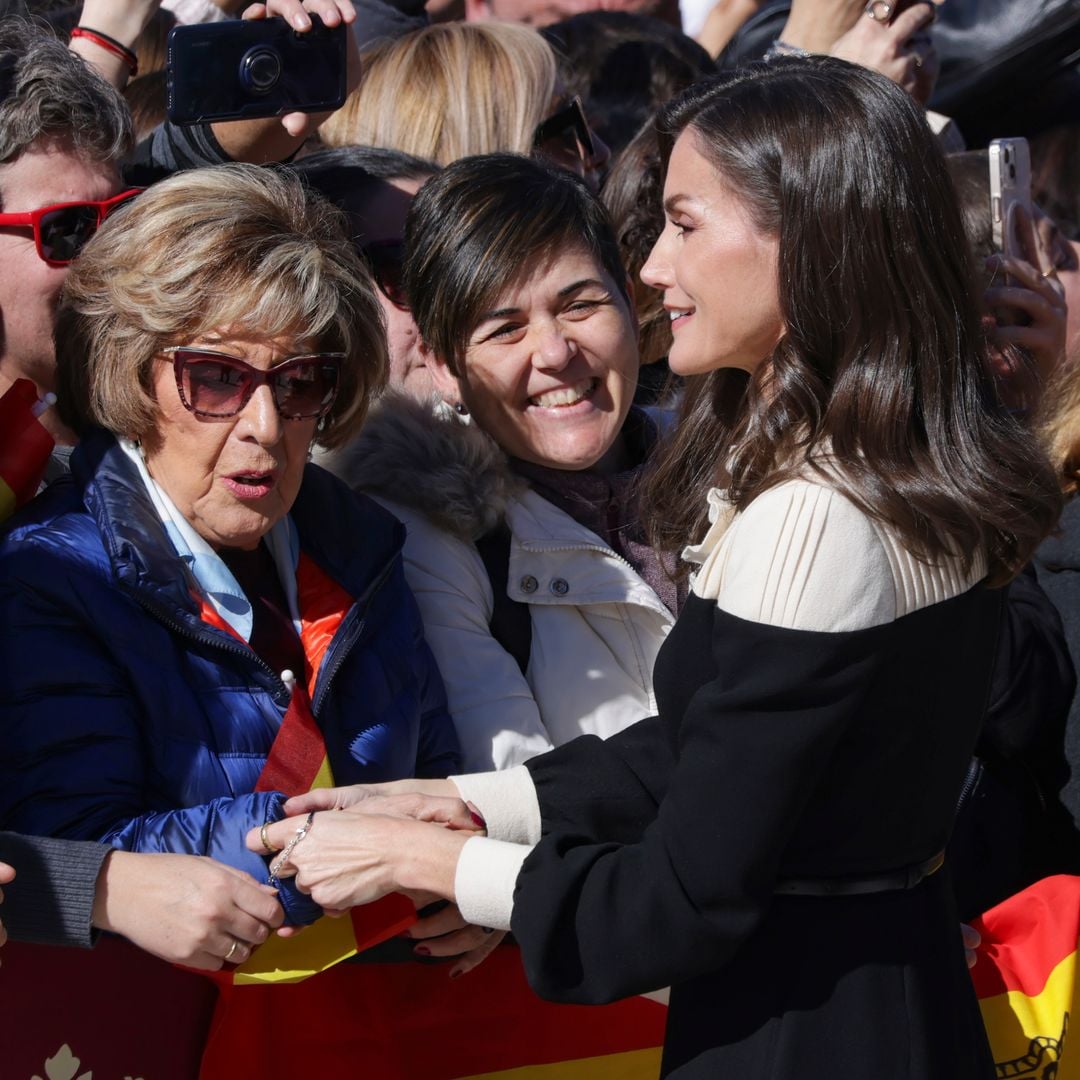 La reacción de la reina Letizia al recibir un emotivo regalo de una vecina de Caravaca de la Cruz