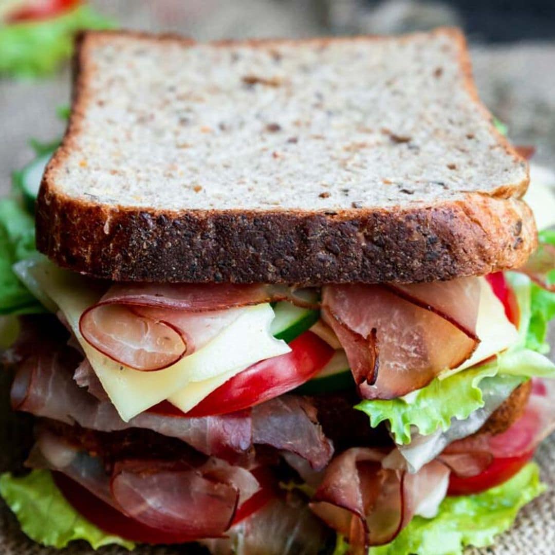 Sándwich vegetal con jamón y queso