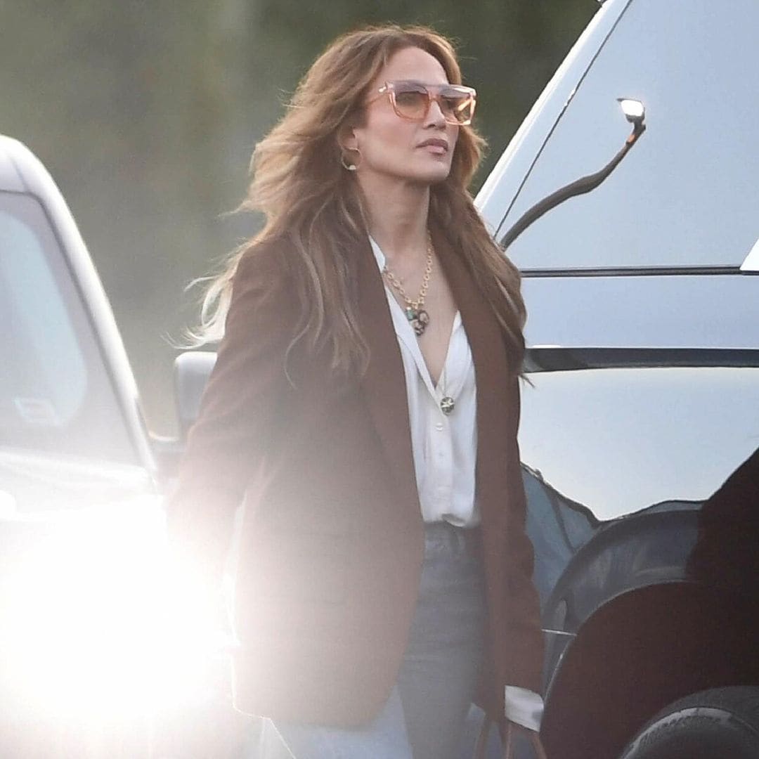 Jennifer Lopez luce el atuendo perfecto para el ‘casual Friday’