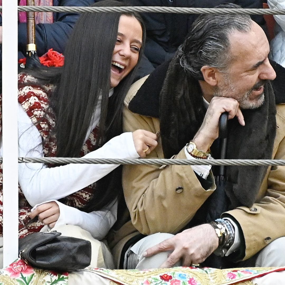 Victoria de Marichalar, risas y confidencias con su padre en una velada taurina junto a Nuria González y las hermanas Lapique