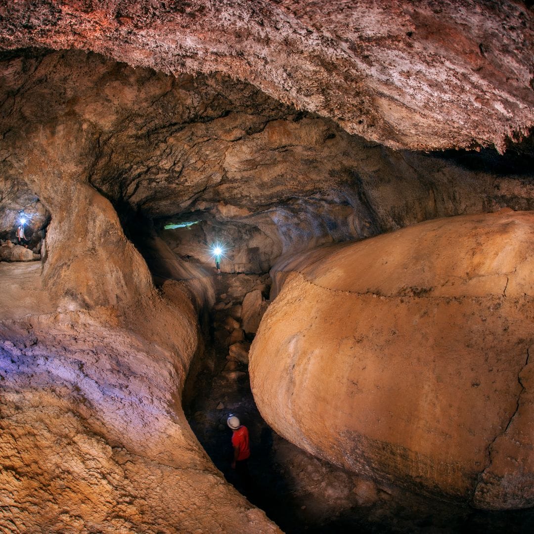 Lava por un tubo en la cueva del Viento, una rareza en Tenerife