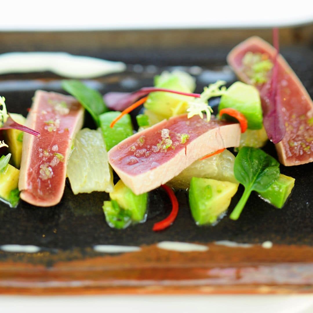 Tataki de atún con ensalada de pomelo