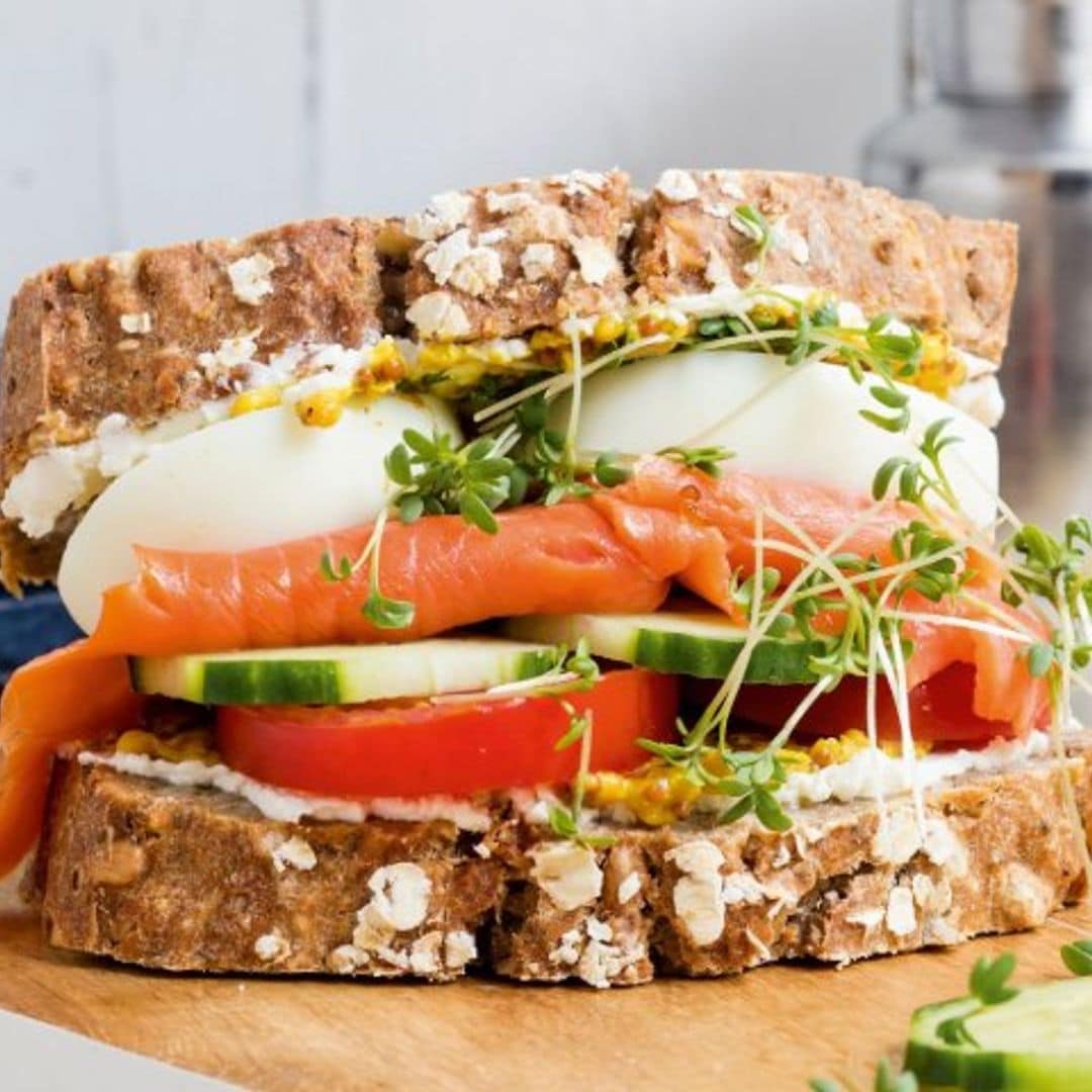 Sándwich de salmón ahumado con huevo