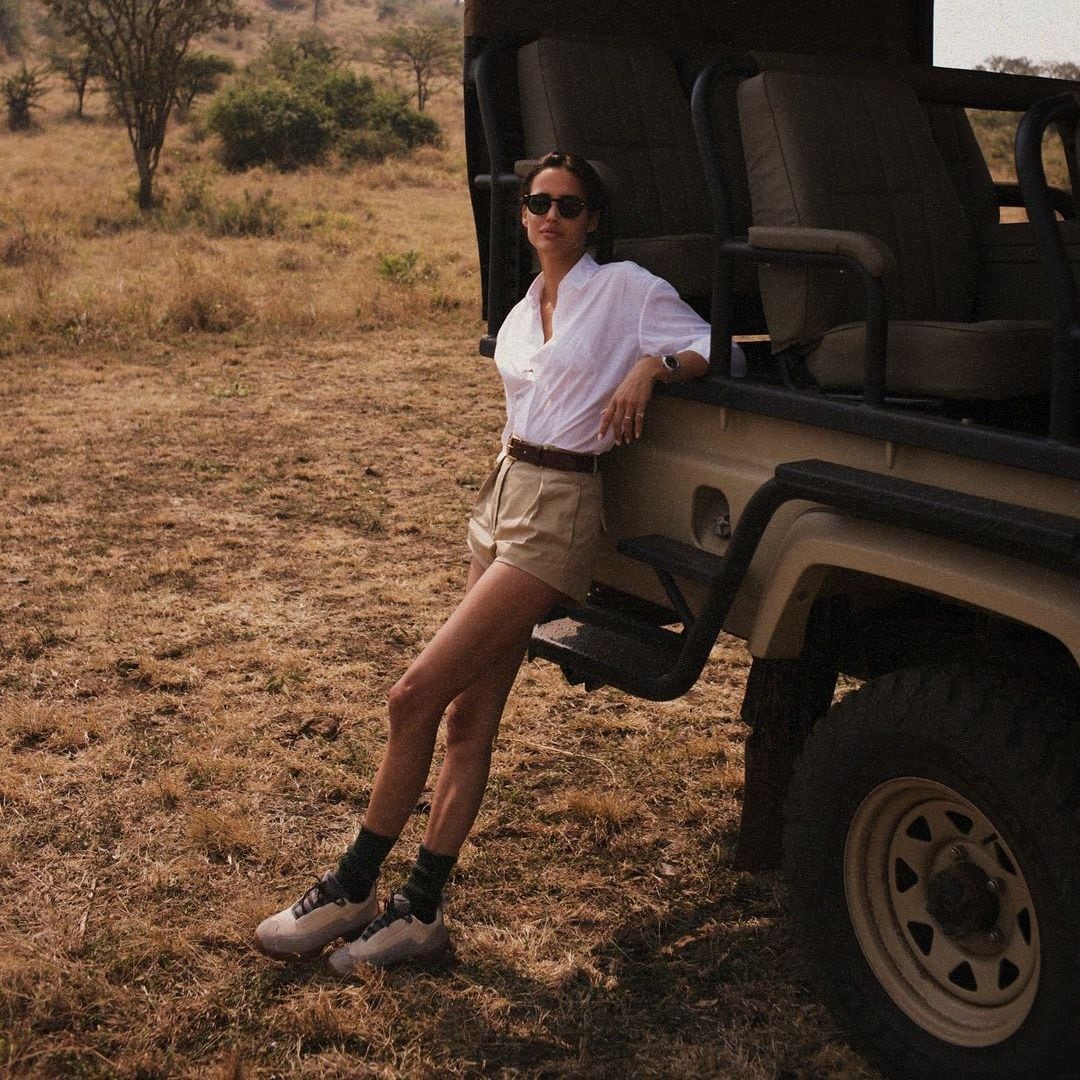 Los looks de Alex Rivière para sus vacaciones de safari en Tanzania