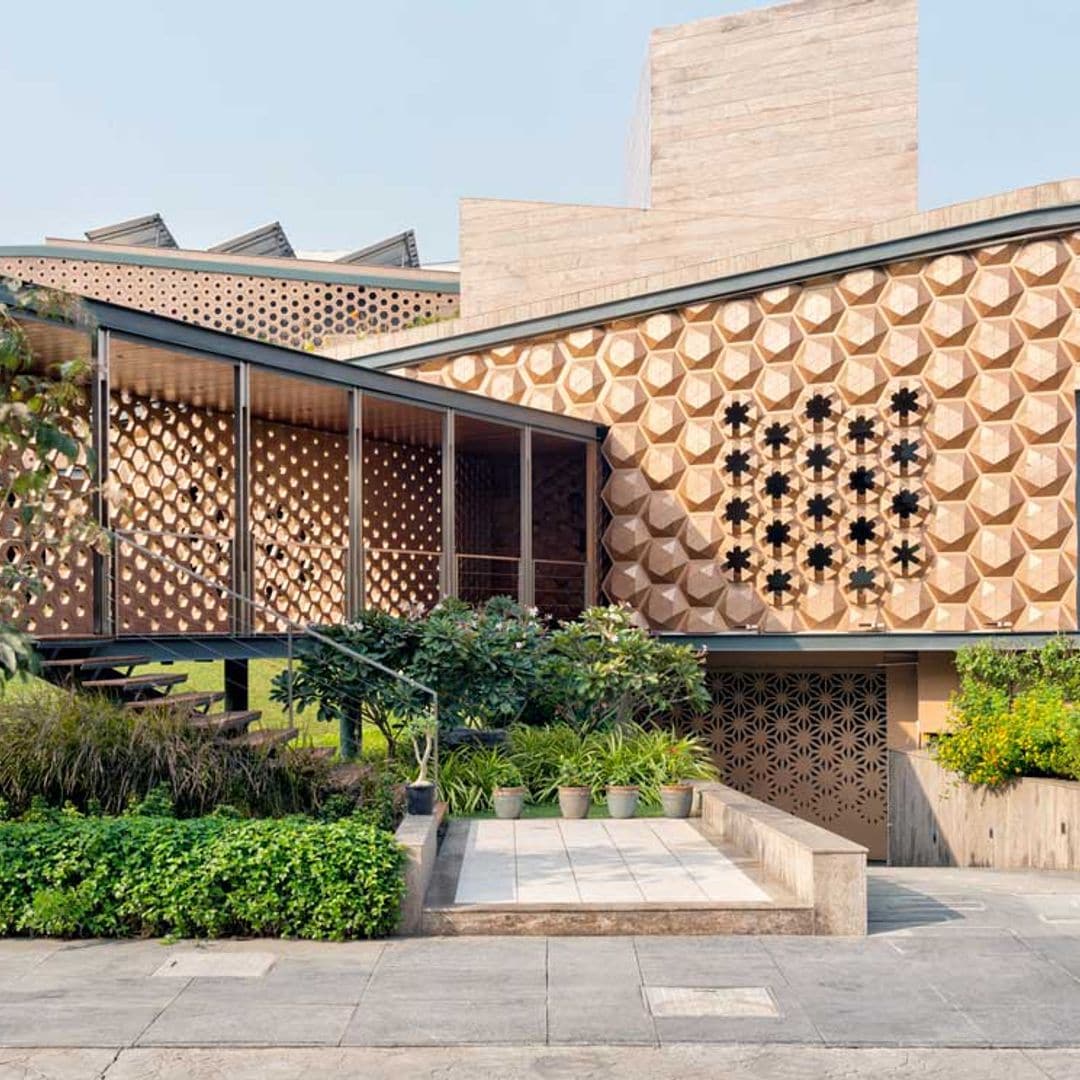 Entre el arte y la ingeniería: una casa sostenible de fachada cinética