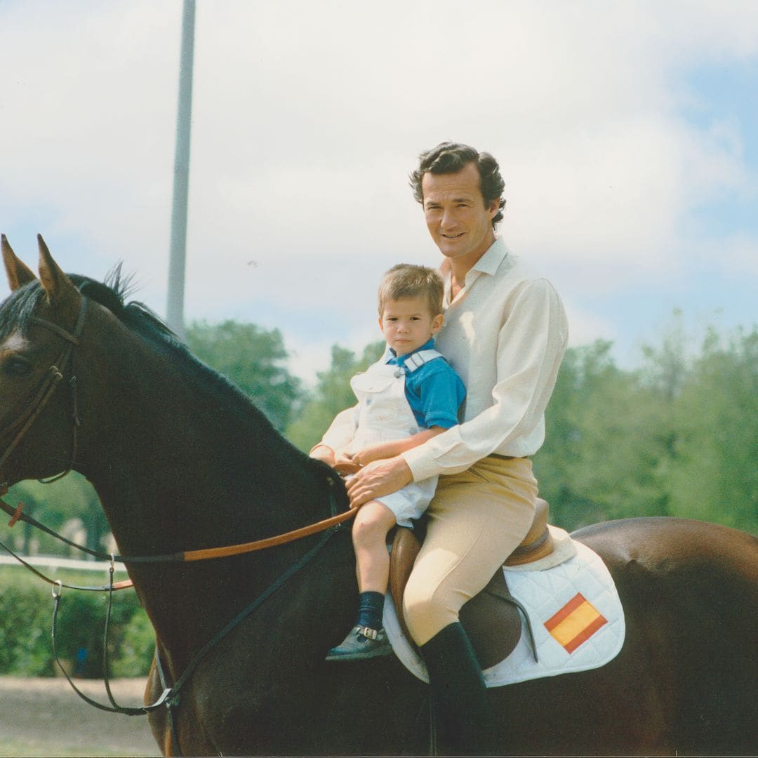 Una fotografía de archivo de Luis de niño aprendiendo a montar junto a su padre, el jinete olímpico Luis Astolfi 