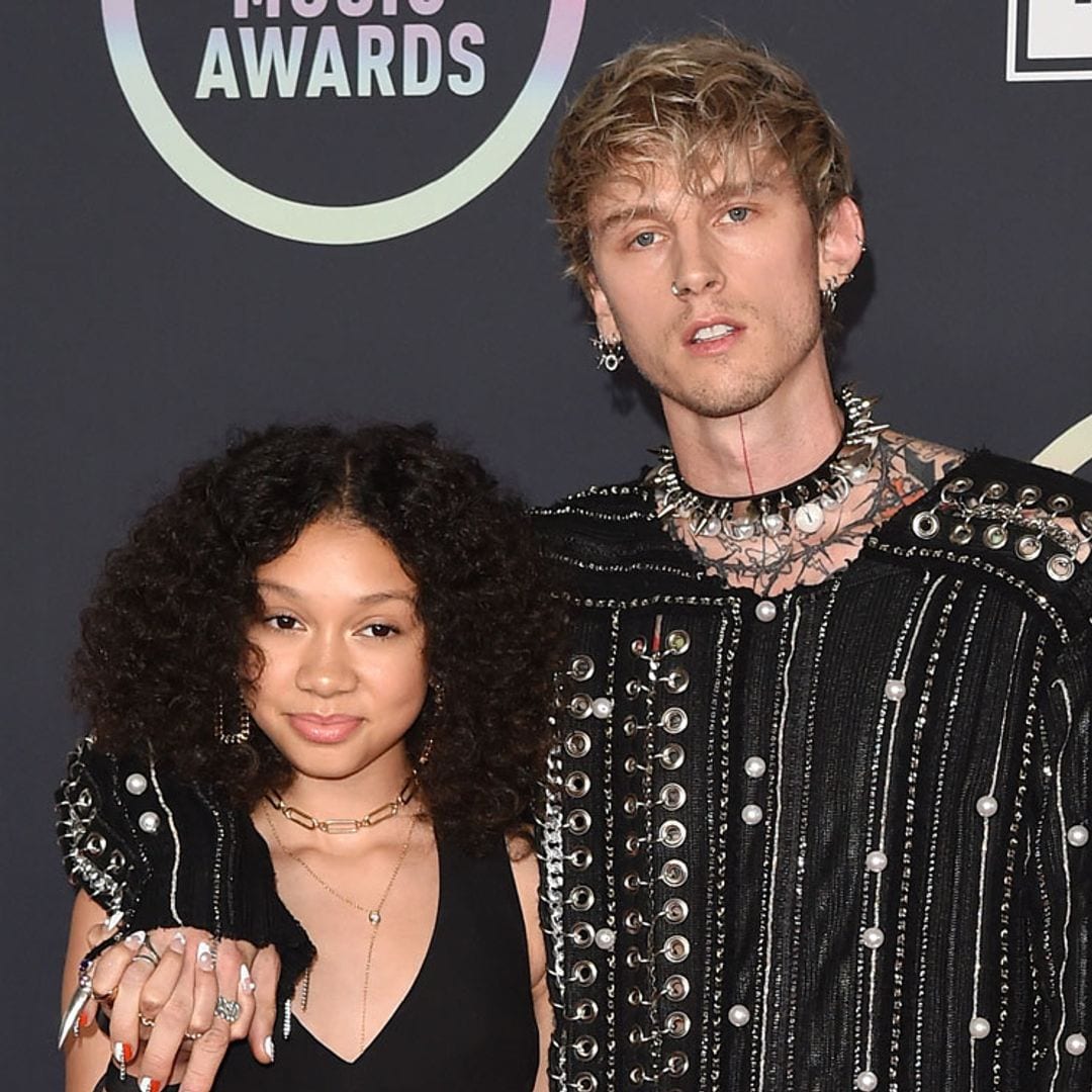 Machine Gun Kelly, prometido de Megan Fox, sorprende posando con su hija de 13 años en la alfombra roja de los AMAs