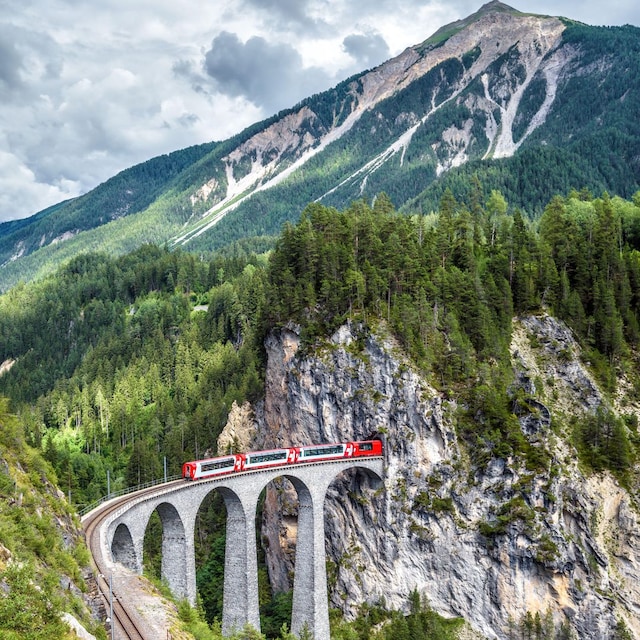 Tren panorámico en los Alpes suizos pasando por el viaducto de Landwasser 