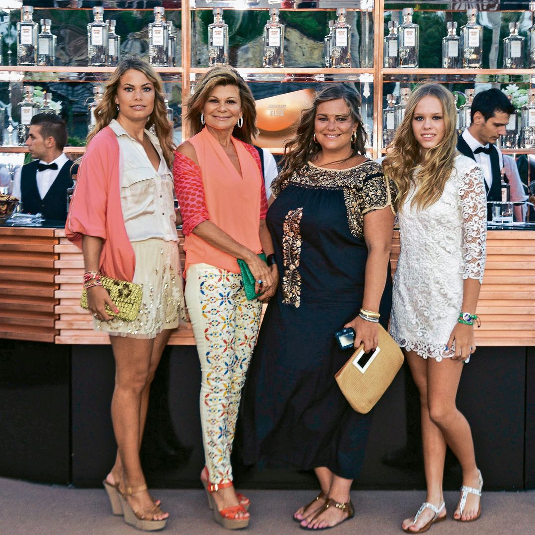 Carla Goyanes, Cari Lapique, Caritina Goyanes y Almudena Lapique en una fiesta