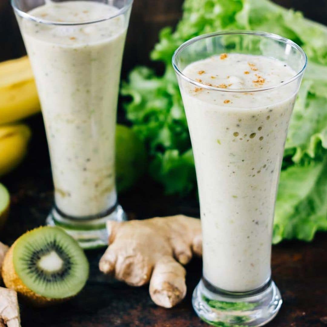 'Lassi' de plátano y kiwi con lima, jengibre y cúrcuma