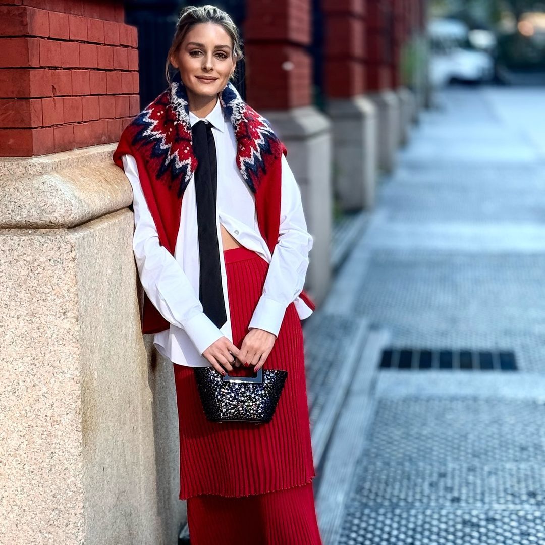 El look de corbata que Olivia Palermo ha lucido por Nueva York con jersey sobre los hombros y falda ‘midi’ de punto