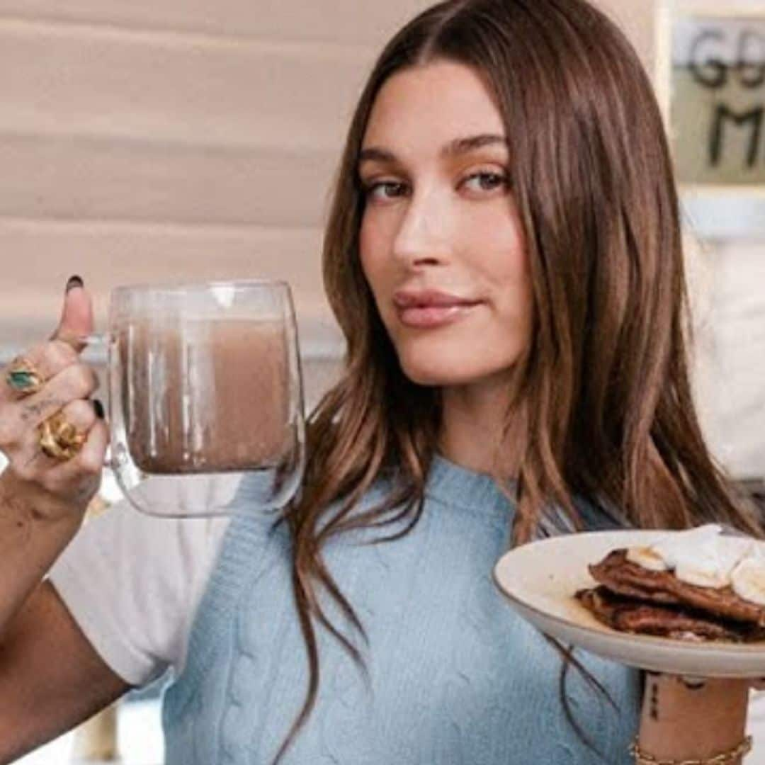 ¿Comer dulce sin renunciar a la dieta? Prueba las tortitas de chocolate de Hailey Bieber