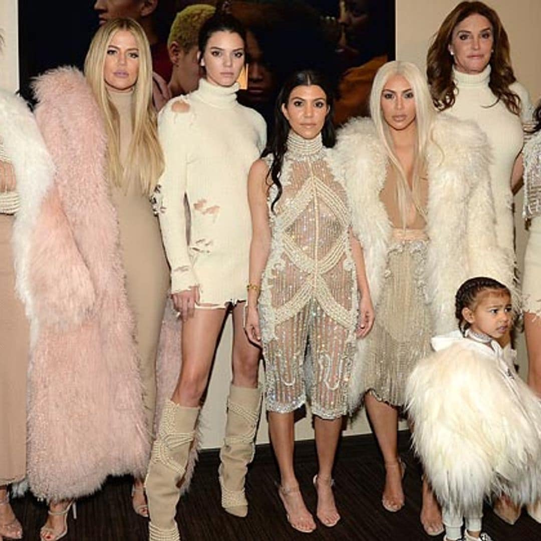 Una (rubísima) Kim Kardashian y todo su clan apoyan a Kanye West en su desfile de la NYFW