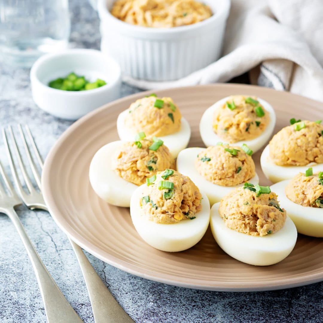 Huevos rellenos de atún con cebolla verde