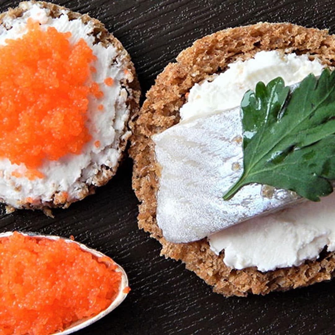 Canapés de arenque y caviar