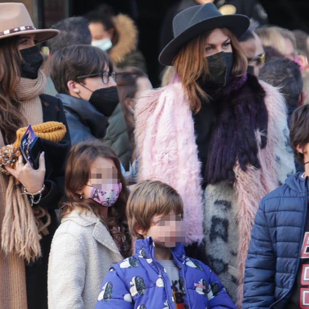 ¡Música, cine y amigos! Sara Carbonero y Raquel Perera disfrutan de un divertido plan con sus hijos