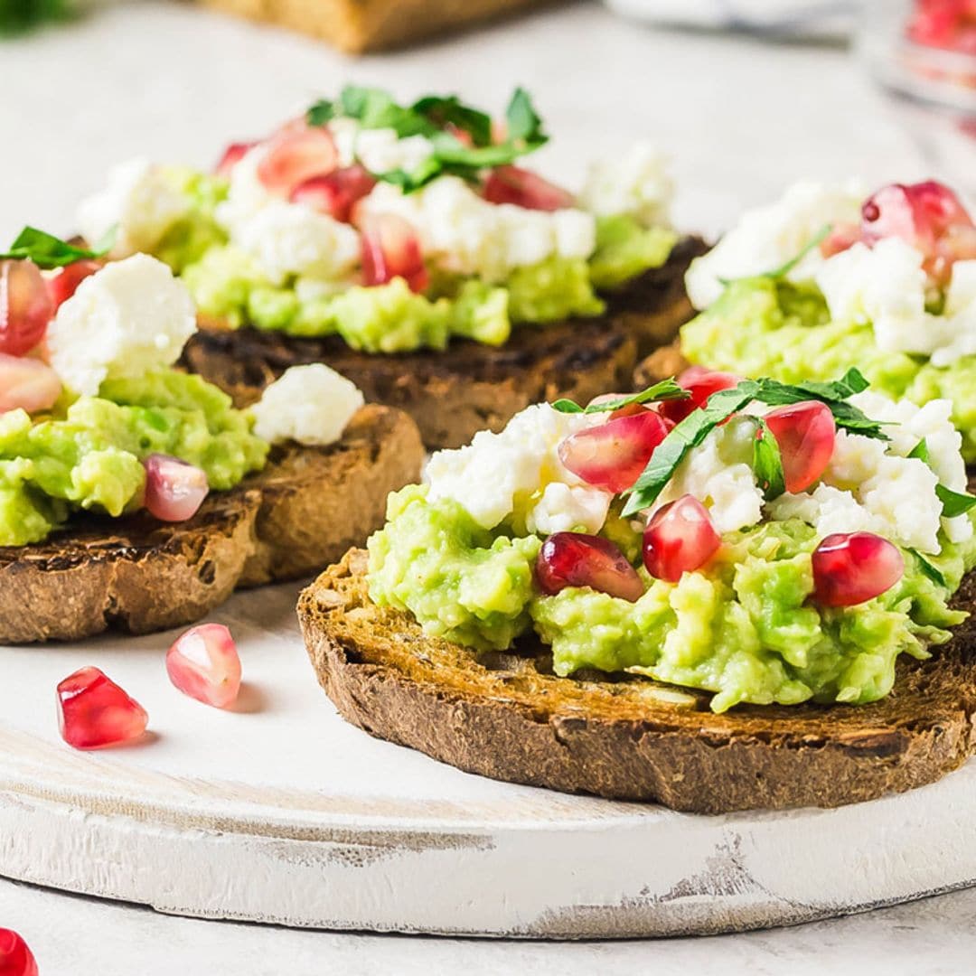 Tostadas de guacamole con feta y granada