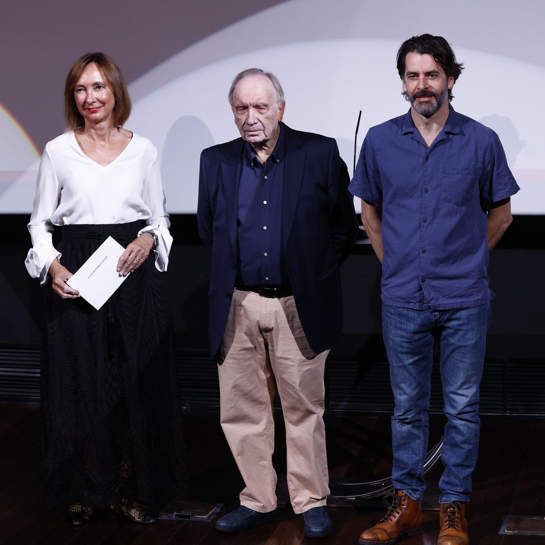 Eduardo Noriega junto al presidente de la Academia, Fernando Méndez-Leite y la notaria Eva Fernández Medina, anuncia que la cinta elegida para representar a España en los Oscar 2025 ha sido 'Segundo premio'