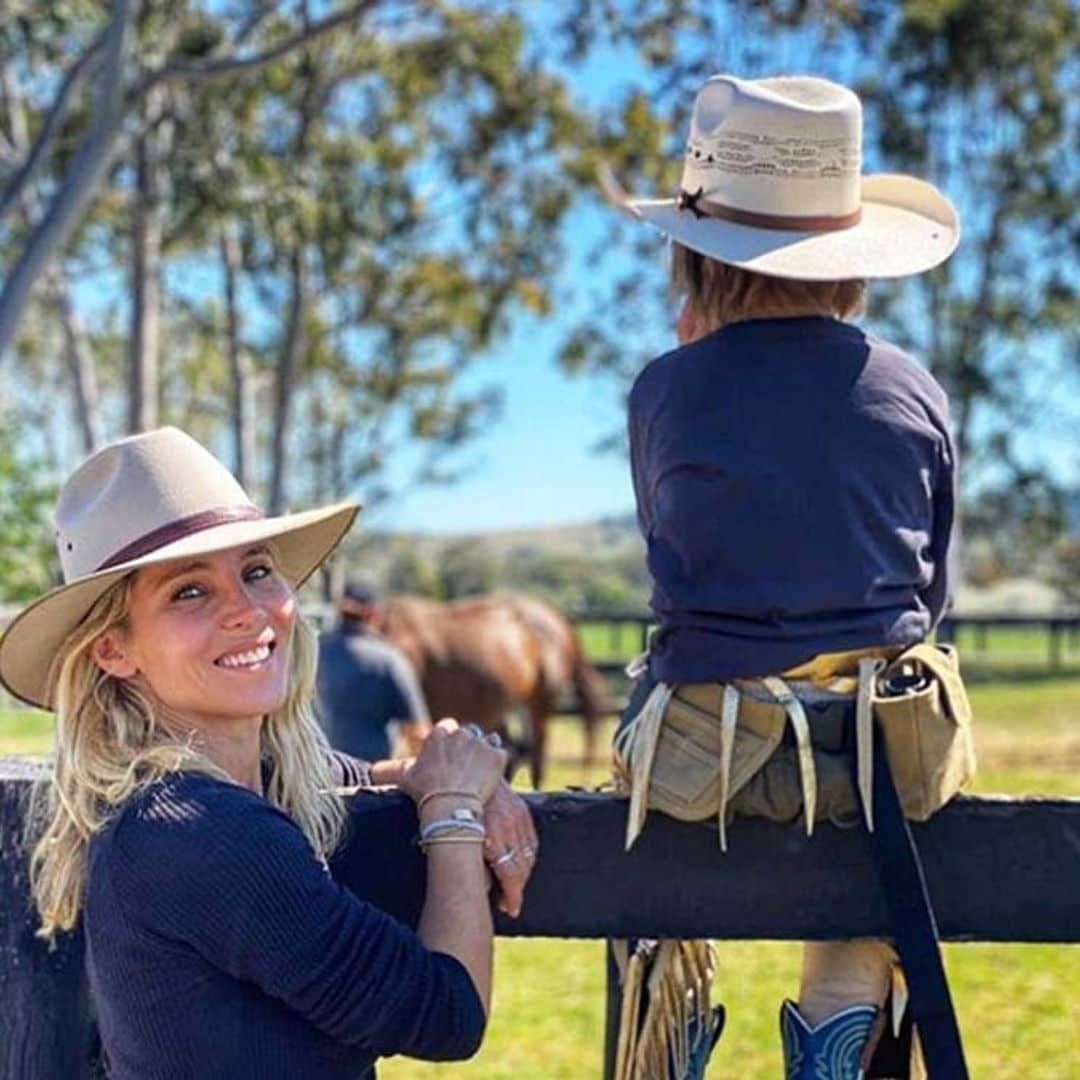 ¡Una familia de 'cowboys'! Elsa Pataky y sus hijos se divierten en una granja