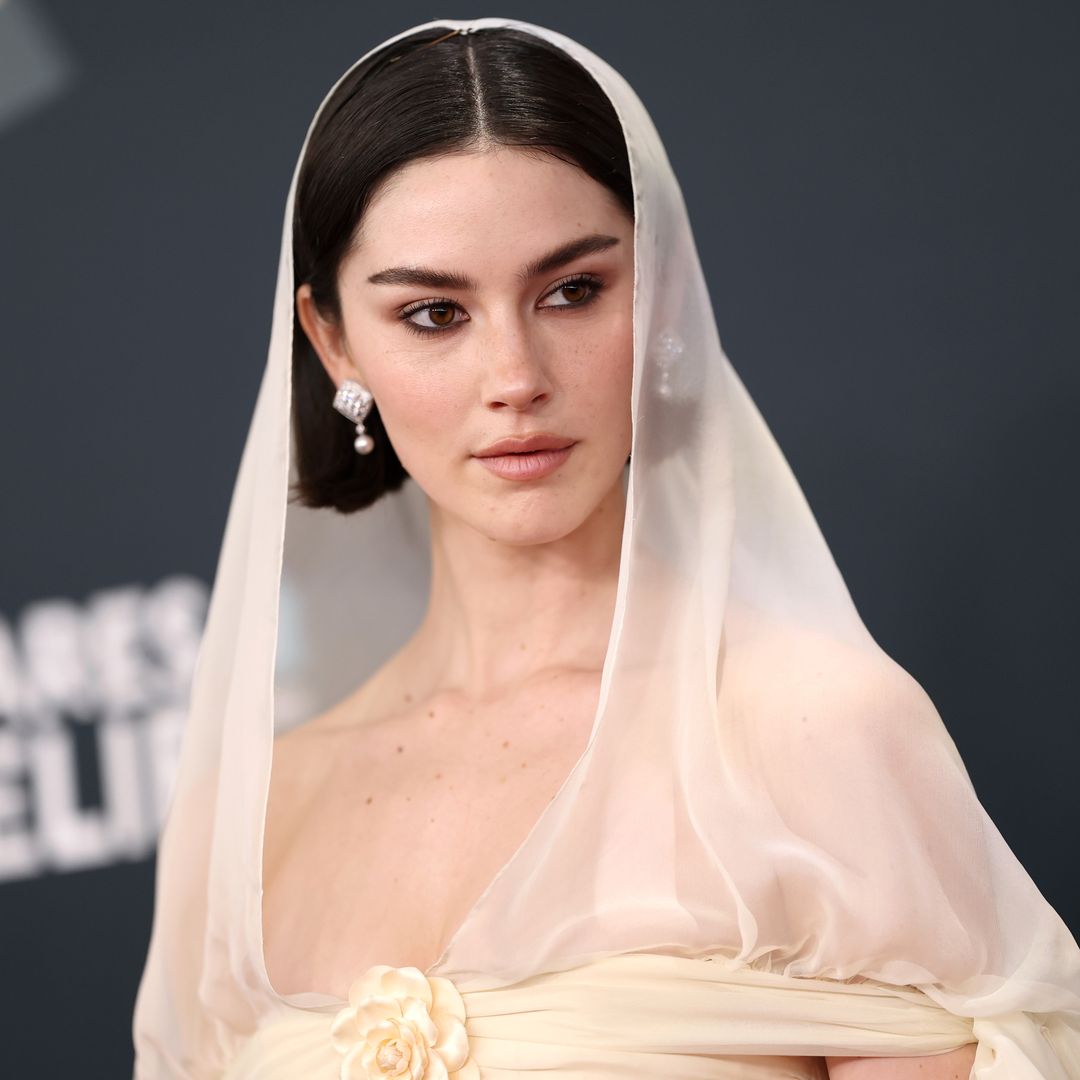 El 'look' de Gracie Abrams en los Grammys es nuestra nueva inspiración ‘bridal’