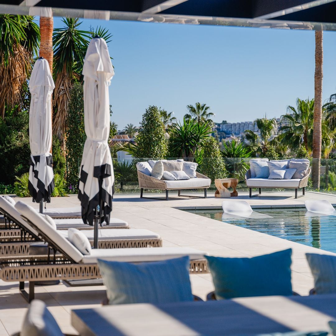 Impresionante villa de lujo en la costa marbellí, con piscina y una decoración elegante y sofisticada