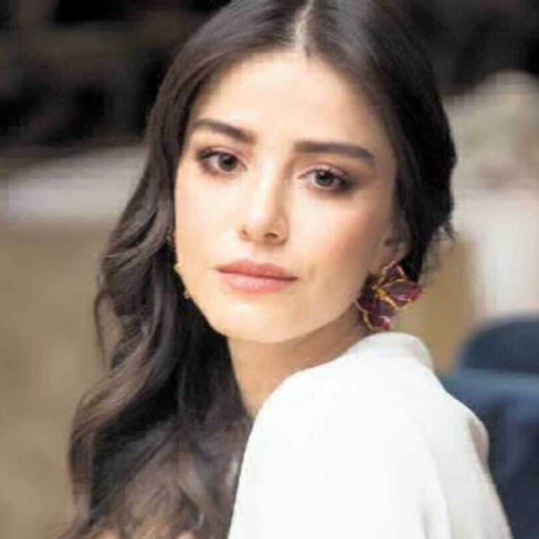 Özge Gürel 'abandona' a Can Yaman en su nueva aventura