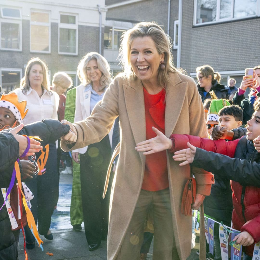 Máxima de Países Bajos se muestra radiante en su cita con la educación infantil y desvela un truco de estilo infalible