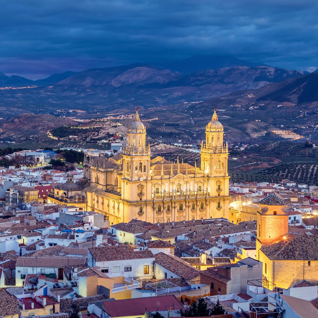 Jaén y su catedral al anochecer