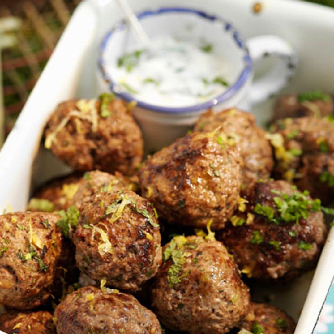 Albóndigas de cordero con salsa de yogur y menta