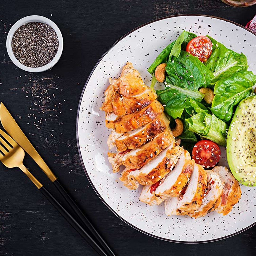 Pollo a la plancha con ensalada de aguacate y anacardos