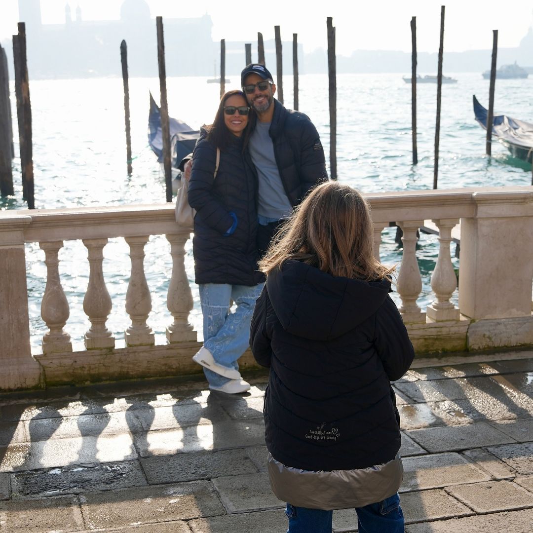 La mujer de Roberto Leal destapa el álbum de fotos de su viaje a Venecia con sus hijos y sus respectivas familias