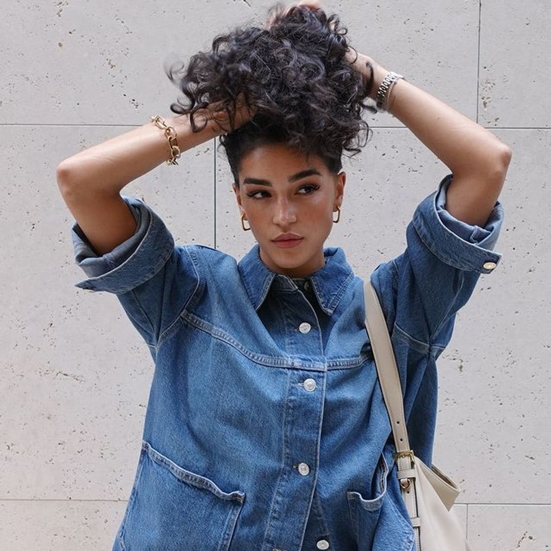 Alejandra Capetillo con look denim y el pelo rizado