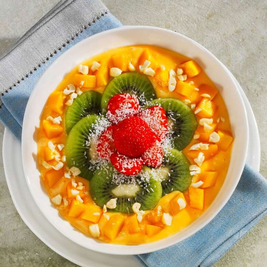 'Smoothie bowl' de mango y papaya con kiwi y almendras