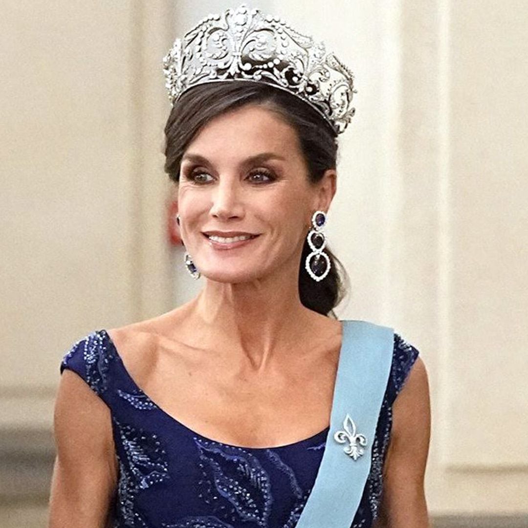 El impactante look de gala de la reina Letizia en Dinamarca: un vestido de Varela y la tiara Flor de Lis