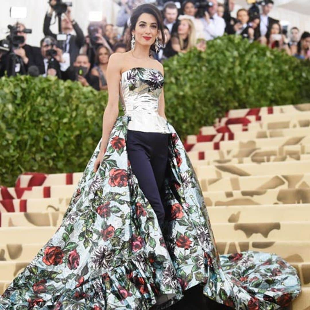 Amal Clooney marca la diferencia: con pantalón en la alfombra roja de la Gala Met