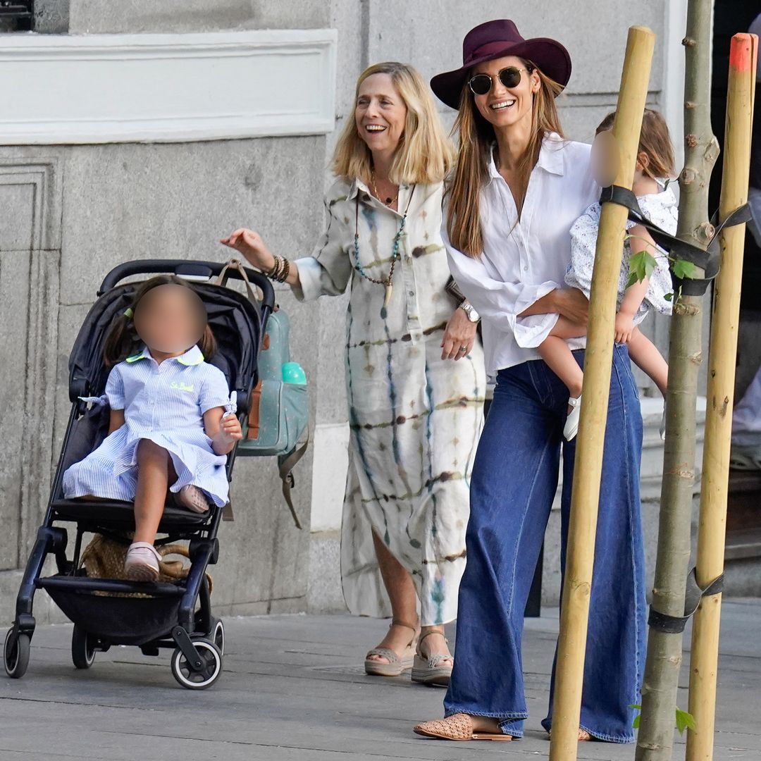 Ariande Artiles con sus hijas y su madre salen de un restaurante donde han disfrutado de una comida familiar, a 7 de mayo de 2023, en Madrid