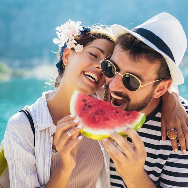 istock pareja con sandia