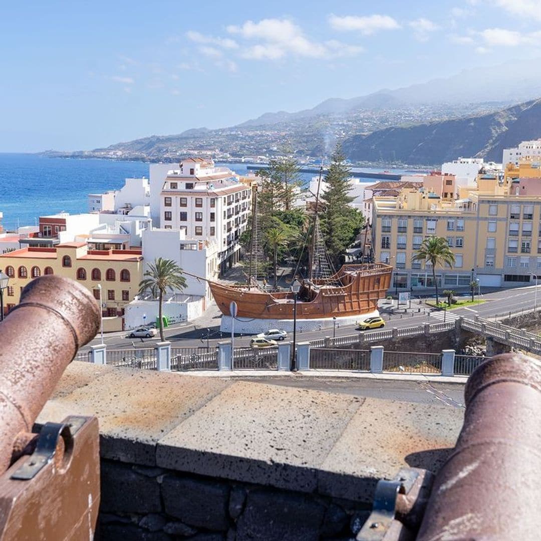 El Barco de la Virgen, réplica de la carabela de Colón desde el castillo de la Virgen.