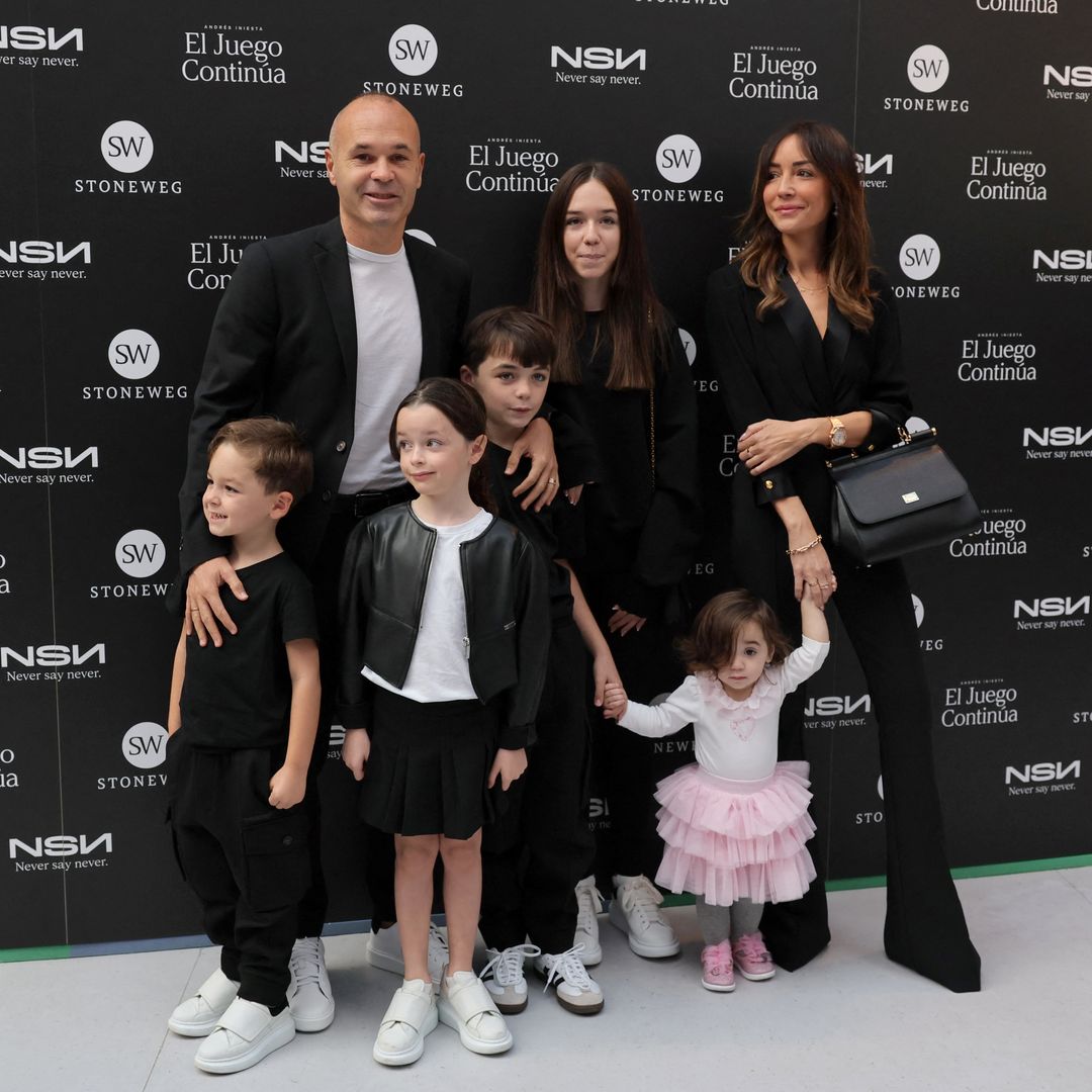 Andrés Iniesta con su mujer, Anna Ortiz, y sus cinco hijos, Valeria, Paolo Andrea, Siena, Romeo y Olympia, el día que anunció su retirada del fútbol profesional