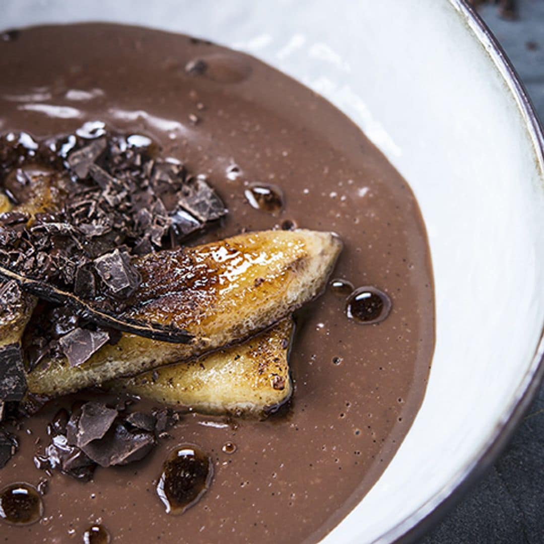 Pudin de chocolate con plátano asado