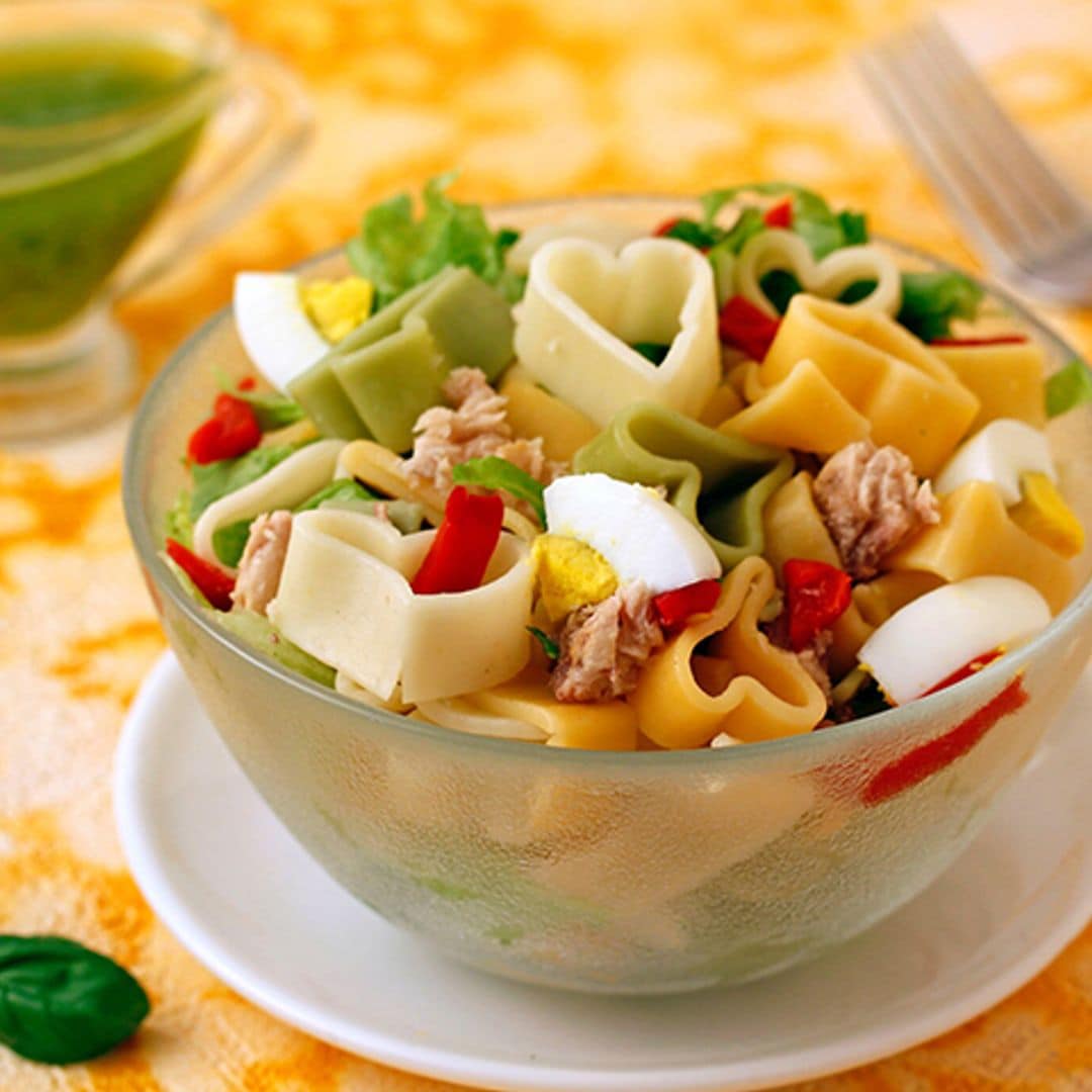 Ensalada de pasta con atún, huevo y pesto de almendras