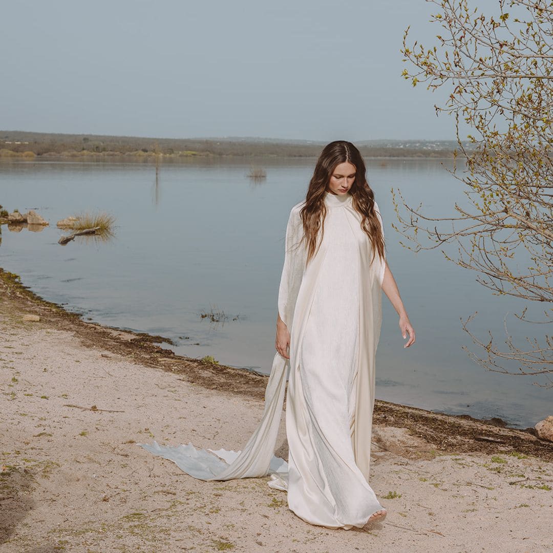 Capas, escotes especiales y texturas: hay un vestido para cada estilo de novia en las novedades de Lorena Formoso