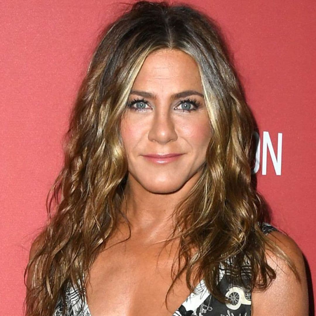 Jennifer Aniston presume de rizos en la playa con un look ideal para protegerse del sol